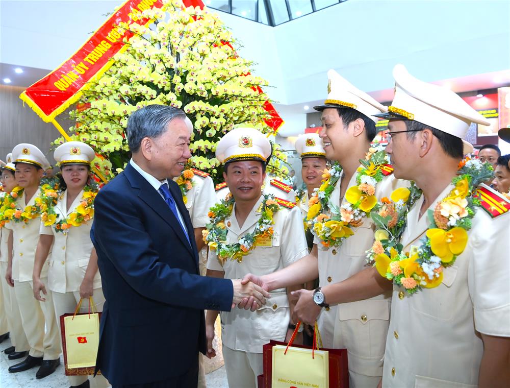 Tổng Bí thư Tô Lâm động viên đại biểu và các điển hình tiên tiến dự buổi gặp mặt.
