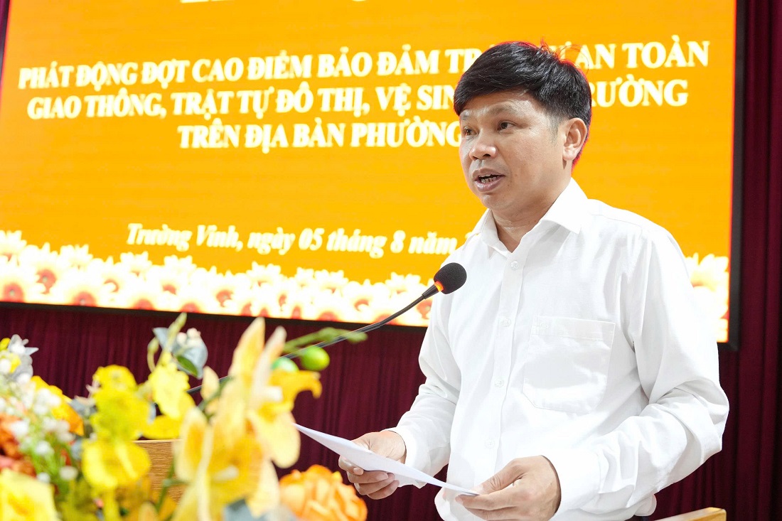 Ông Nguyễn Tất Sơn, Chủ tịch UBND phường Trường Vinh quán triệt tinh thần trách nhiệm và giao nhiệm vụ cụ thể cho các lực lượng tham gia đợt cao điểm