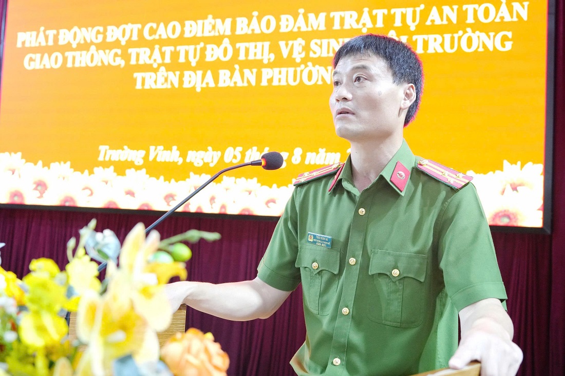Đồng chí Thượng tá Trần Đình Hà, Trưởng Công an phường Trường Vinh phát biểu tại buổi lễ