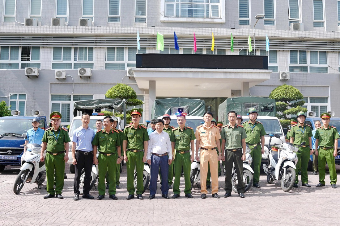 Các lực lượng diễu hành qua các tuyến đường