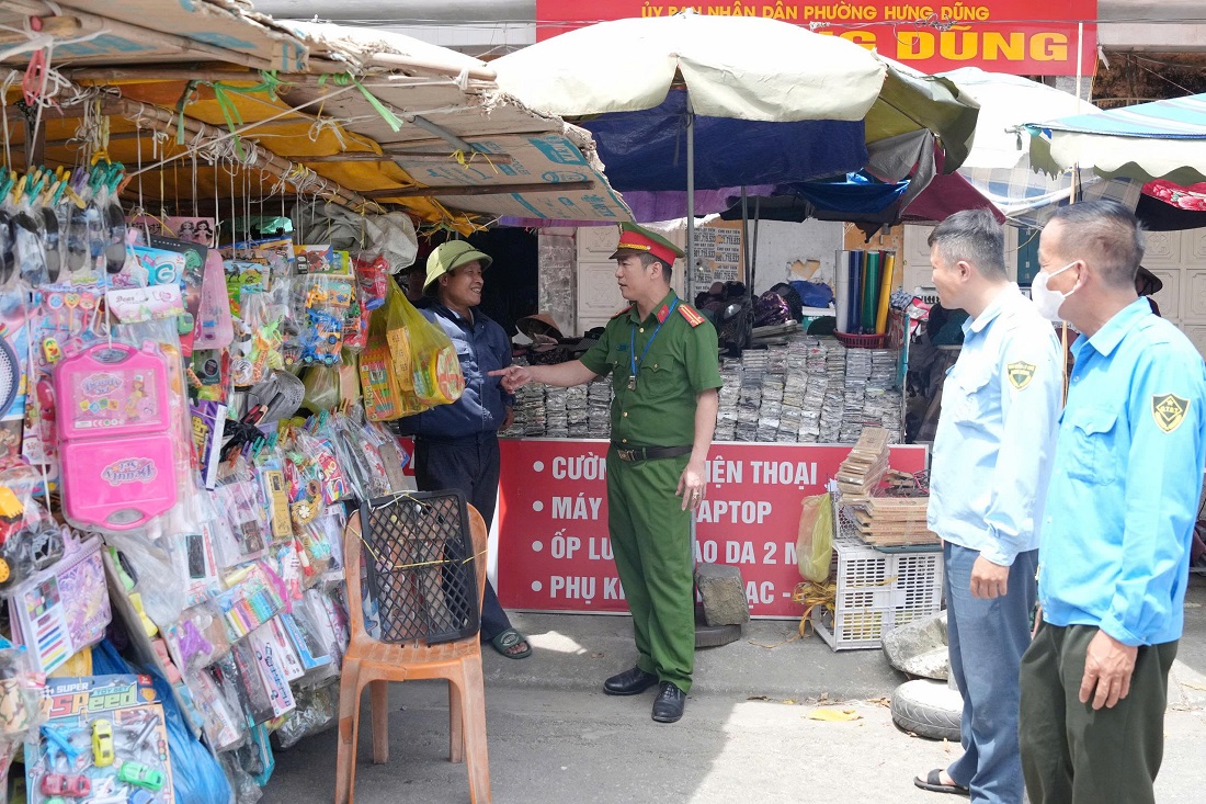 Tuyên truyền, nhắc nhở và xử lý nghiêm các trường hợp tái lấn chiếm vỉa hè, lòng, lề đường làm nơi kinh doanh, buôn bán, lấn chiếm hành lang ATGT đường bộ