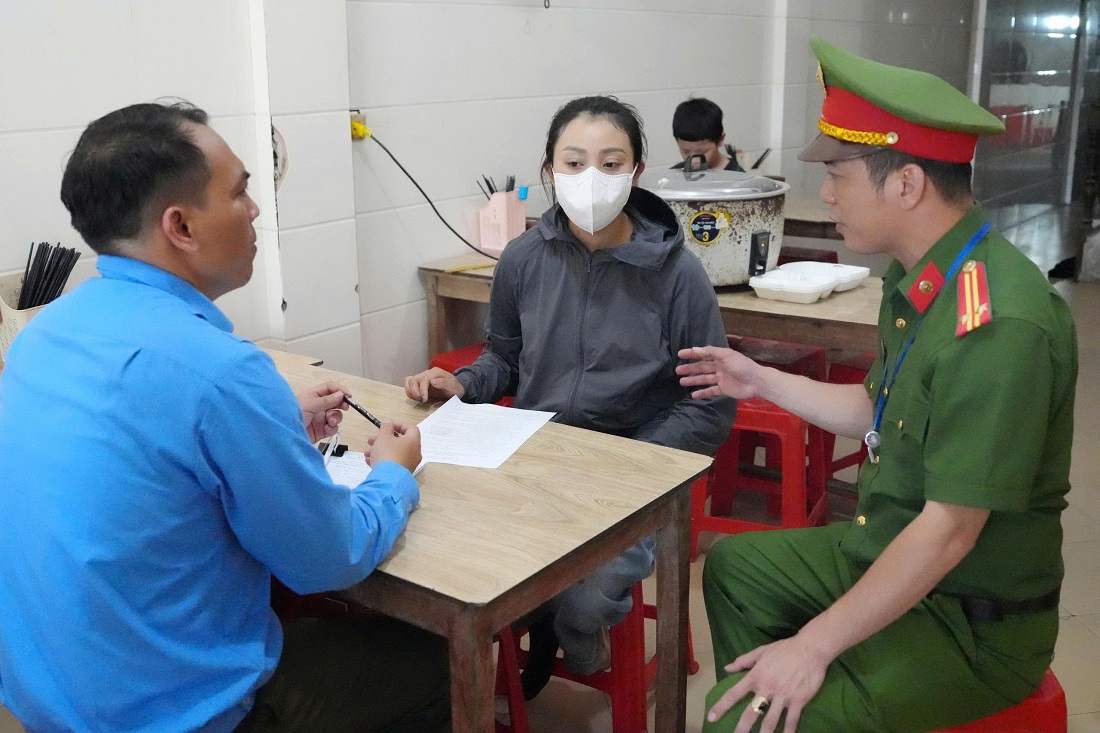 Tổ chức cho các cá nhân, hộ kinh doanh ký cam kết không vi phạm, tái phạm việc lấn chiếm lòng, lề đường, vỉa hè