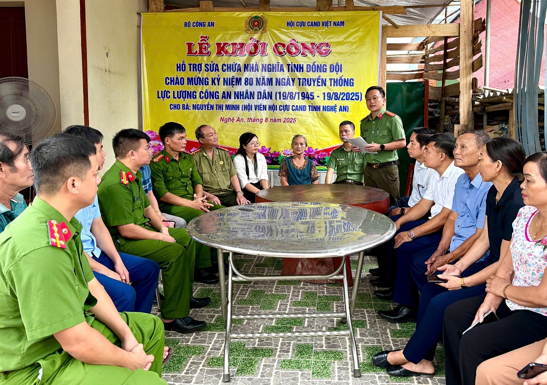 Các đại biểu thực hiện lễ khởi công sửa chữa nhà