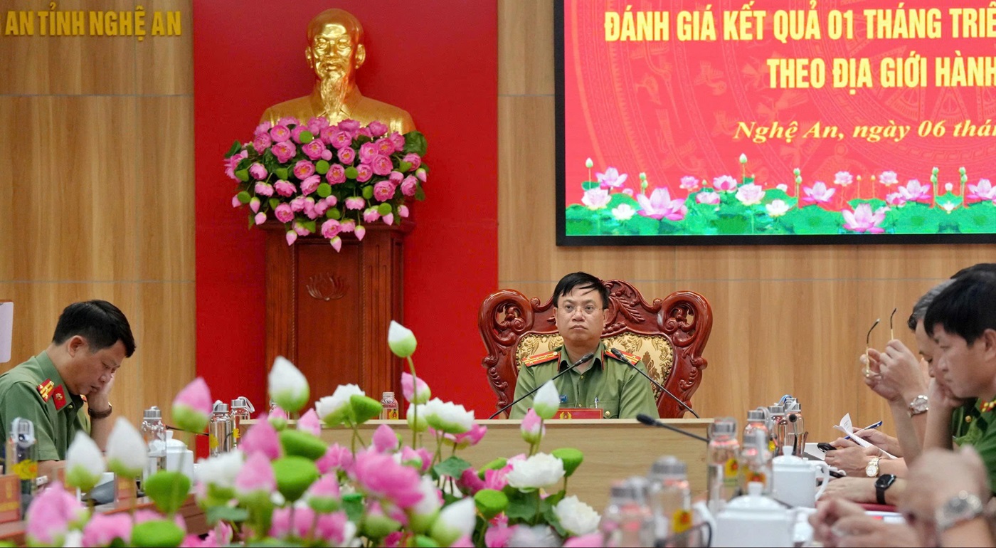 Đồng chí Đại tá Đinh Việt Dũng, Uỷ viên Ban Thường vụ Tỉnh uỷ, Bí thư Đảng uỷ, Giám đốc Công an tỉnh chủ trì Hội nghị tại điểm cầu Công an tỉnh Nghệ An,