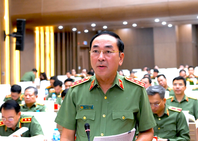 Thứ trưởng Trần Quốc Tỏ điều hành phần tham luận tại Hội nghị