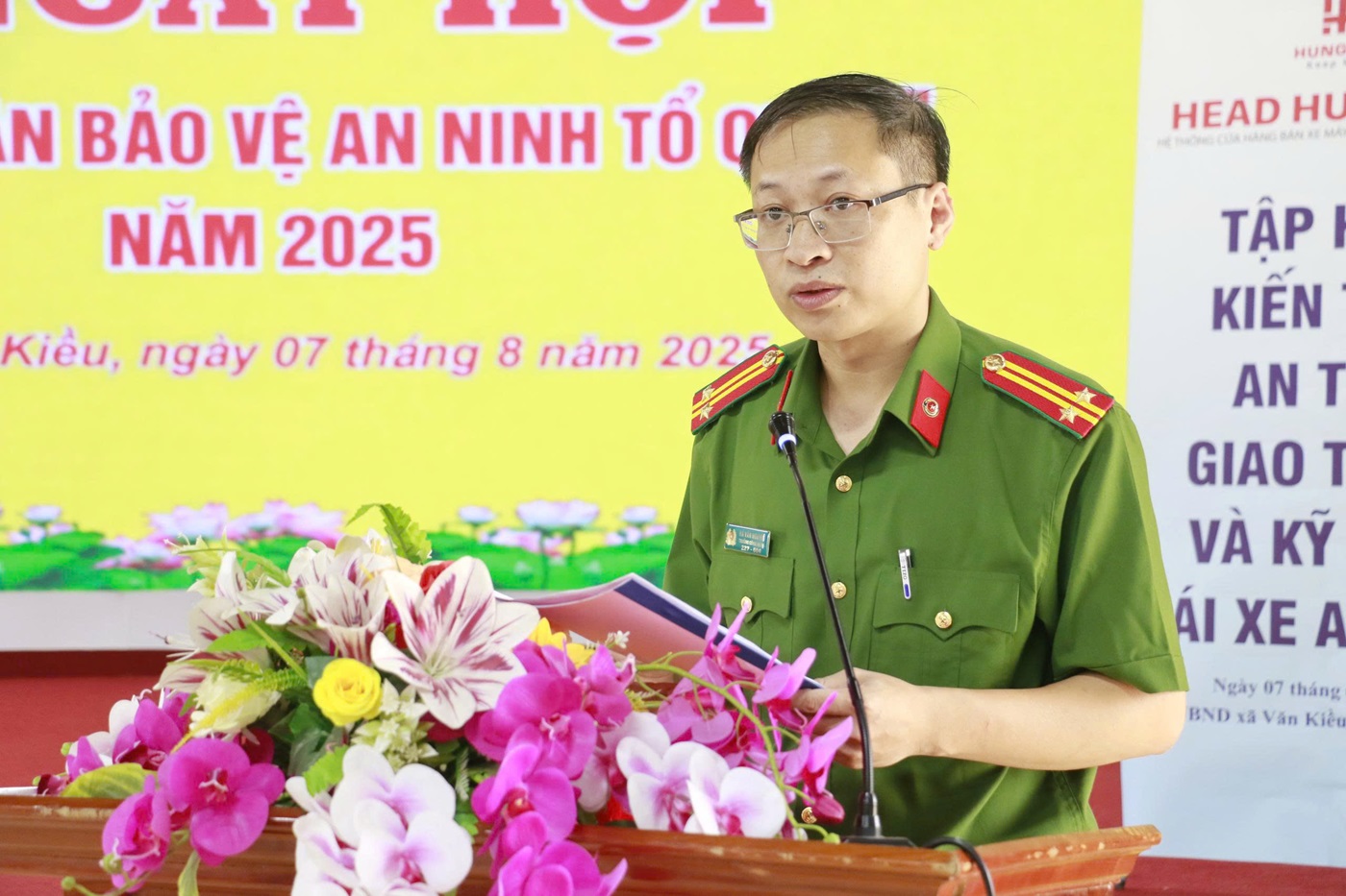 Trung tá Hà Văn Nguyên, Trưởng Công an xã Văn Kiều phát biểu tại Ngày hội