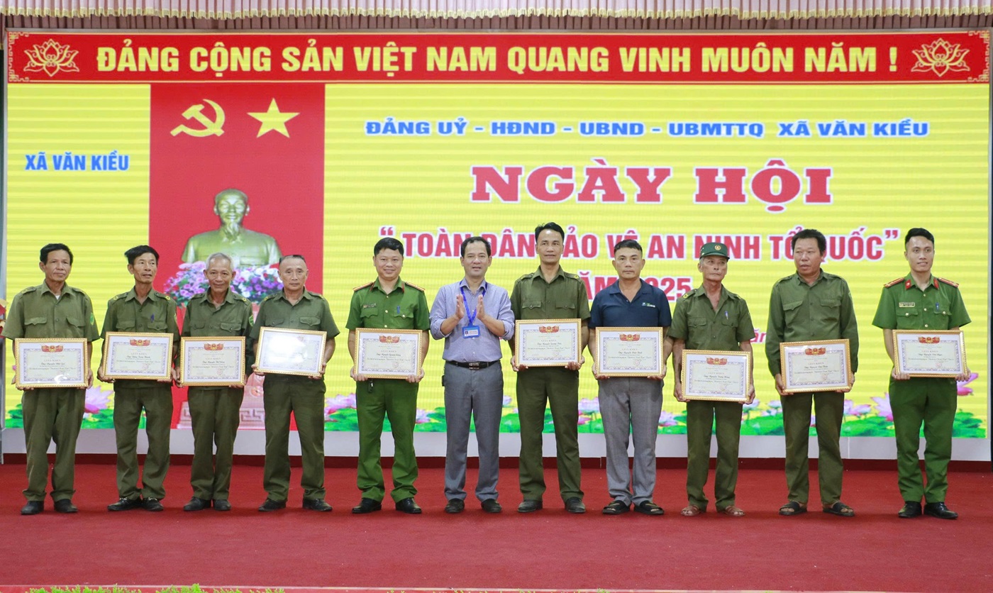 Khen thưởng các tập thể, cá nhân có thành tích tiêu biểu trong xây dựng phong trào toàn dân BVANTQ 