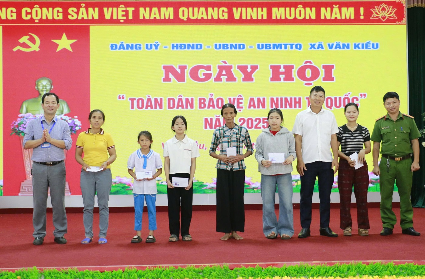 Tặng quà các gia đình chính sách, gia đình có hoàn cảnh khó khăn, học sinh nghèo vượt khó trên địa bàn