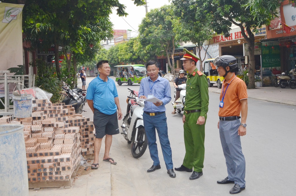 Tuyên truyền, nhắc nhở người dân không lấn chiếm vỉa hè, lòng lề đường làm nơi kinh doanh, buôn bán, lấn chiếm hành lang ATGT đường bộ