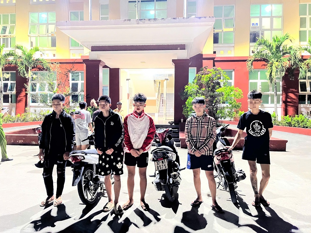 Công an phường phối hợp với Tổ 373 Công an tỉnh xử lý các hành vi vi phạm pháp luật về giao thông, đặc biệt là các nhóm thanh, thiếu niên điều khiển xe máy lạng lách, đánh võng, không đội mũ bảo hiểm, gây mất an toàn và ảnh hưởng đến hình ảnh du lịch của địa phương