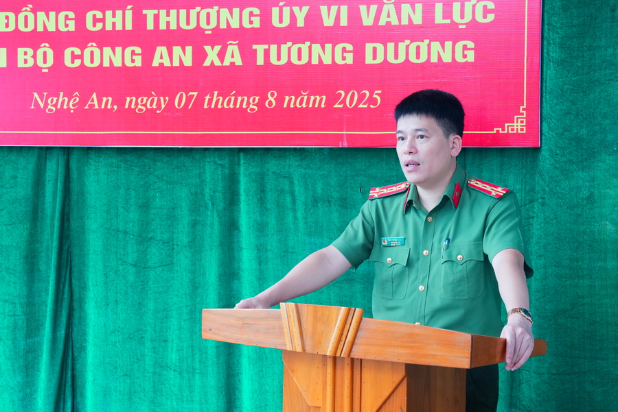 Đồng chí Đại tá Trần Hồng Quang – Phó Bí thư Đảng ủy, Phó Giám đốc Công an tỉnh phát biểu tại buổi Lễ.