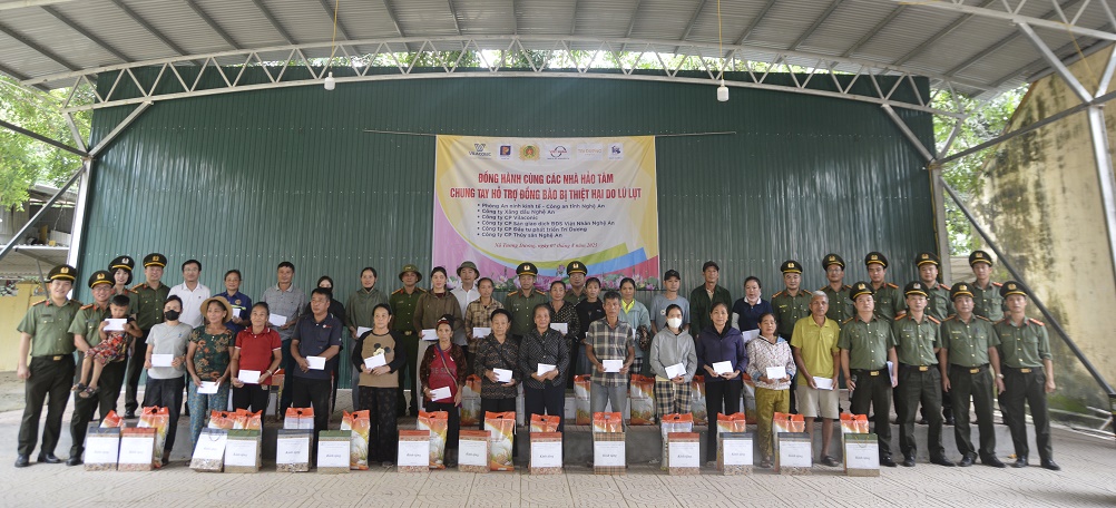 Trao tặng cho 50 hộ dân bị ảnh hưởng trực tiếp của mưa lũ tại xã Tương Dương, các phần quà là nhu yếu phẩm (gạo, dầu ăn, nước mắm) cùng tiền mặt.