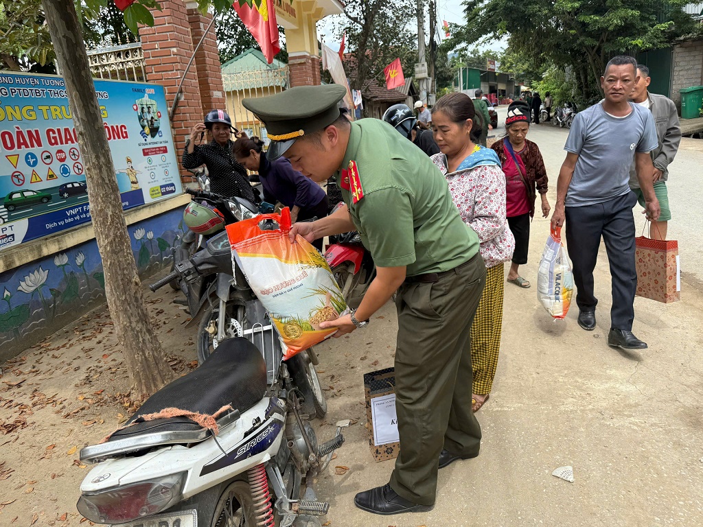 Tuy thiệt hại do mưa lũ là không thể kể xiết nhưng được sự quan tâm, giúp đỡ của các đoàn thiện nguyện và sự tận tình của các cán bộ chiến sĩ, người dân nơi đây rất cảm kích và hồ hởi khi được nhận những món quà.