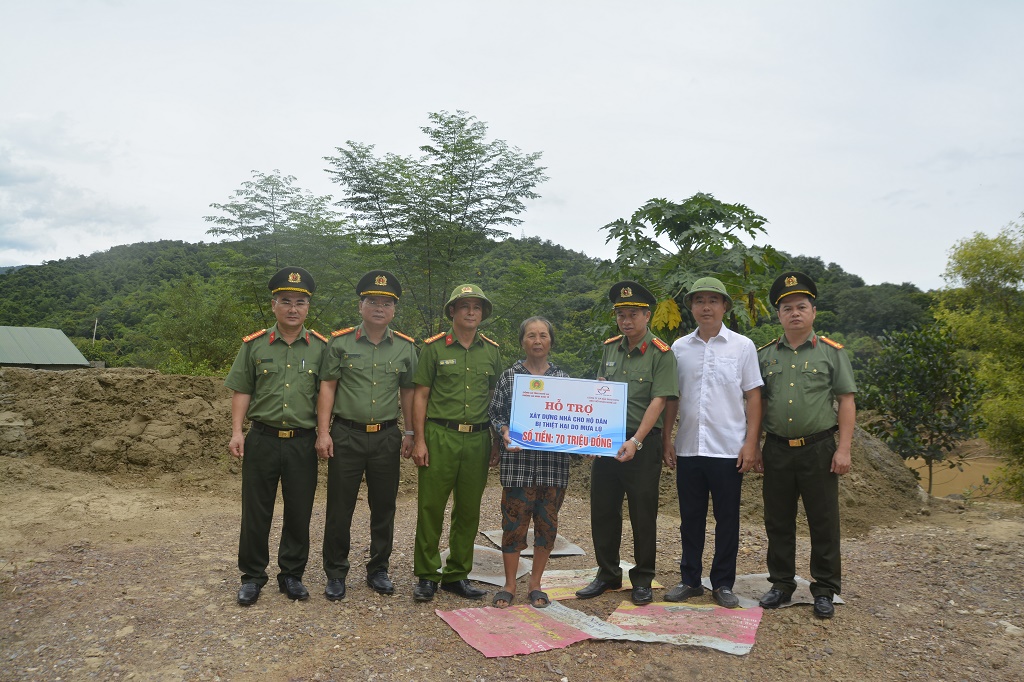 Hỗ trợ xây dựng nhà cho gia đình bà Trần Thị Hoàn tại bản Cửa Rào 2 với số tiền 70 triệu đồng