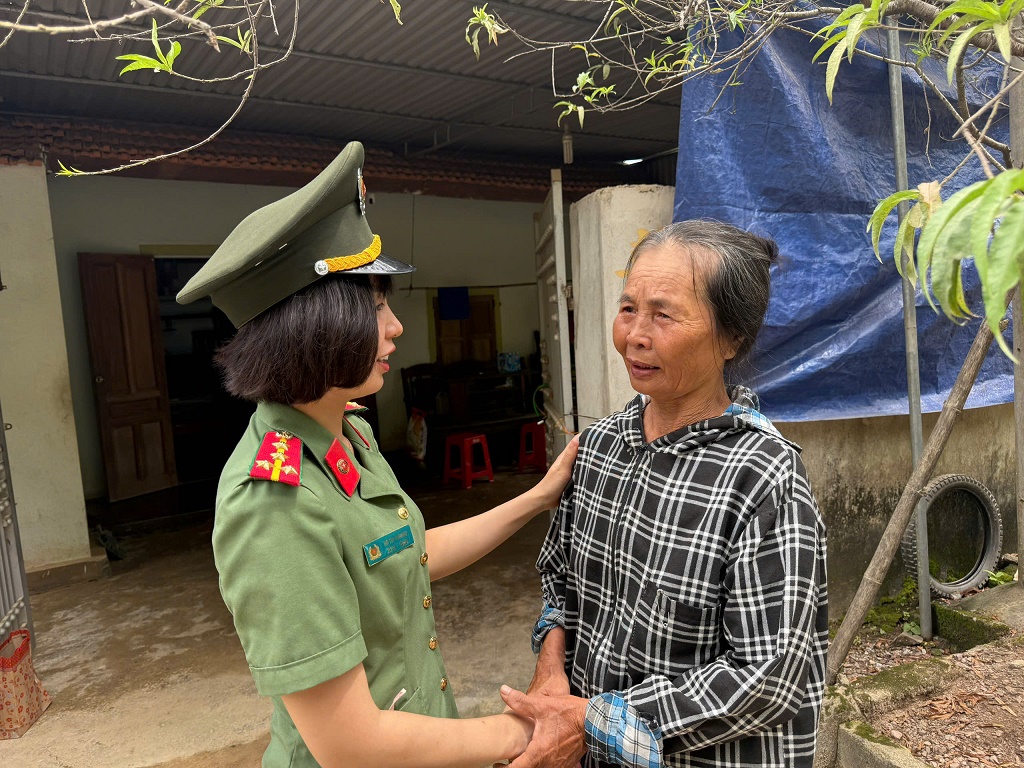 Gia đình bà Trần Thị Hoàn thuộc hộ gia đình chính sách, sau trận lũ lịch sử, căn nhà nhỏ của bà đã sụt lún nghiêm trọng. Nhận được sự quan tâm của Đoàn công tác, bà Hoàn không khỏi bồi hồi, xúc động