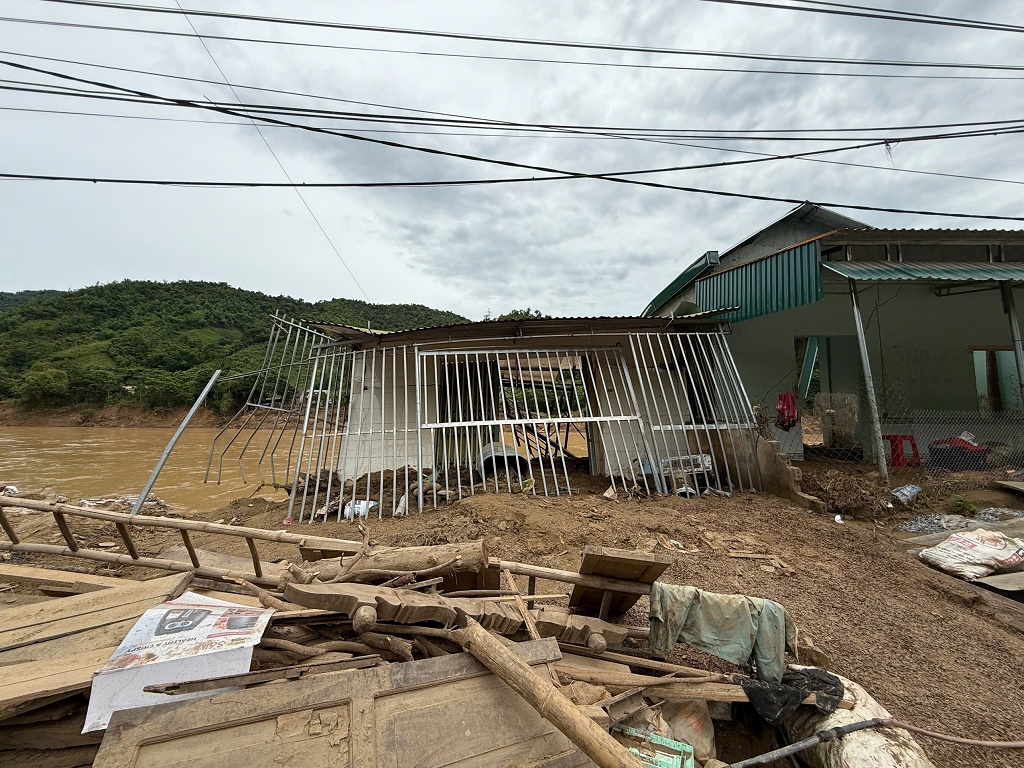 Còn đây là gia đình chị Lê Thị Hà, cũng là hộ gia đình có hoàn cảnh đặc biệt khó khăn trên địa bàn bản Thạch Dương, giờ đây căn nhà của gia đình chị đã bị cuốn theo trận lũ lịch sử.