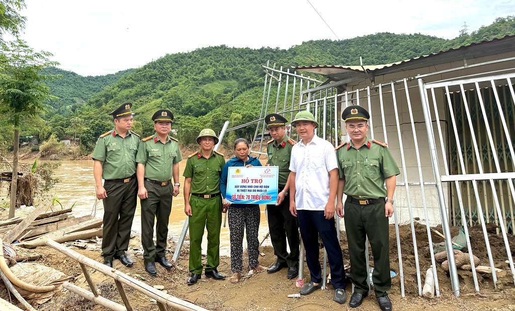 Thấu hiểu được sự mất mát đó, Đoàn công tác Hỗ trợ xây dựng nhà cho gia đình chị Lê Thị Hà với số tiền 70 triệu đồng .