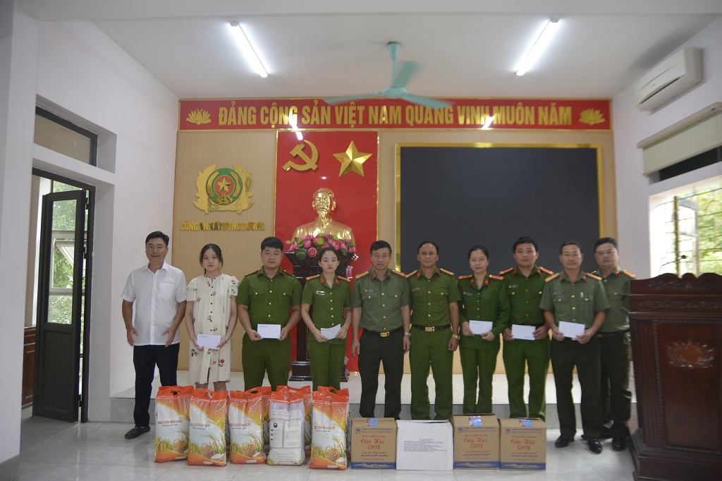 Chia sẻ cùng đồng đội tại vùng lũ, Đoàn công tác cũng đã tặng quà hỗ trợ Công an xã Tương Dương phục vụ công tác và 10 suất quà cho cán bộ chiến sĩ Công an xã có nhà bị ảnh hưởng bởi mưa lũ.