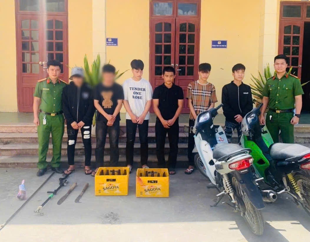 Các đối tượng bị bắt giữ cùng tang vật 