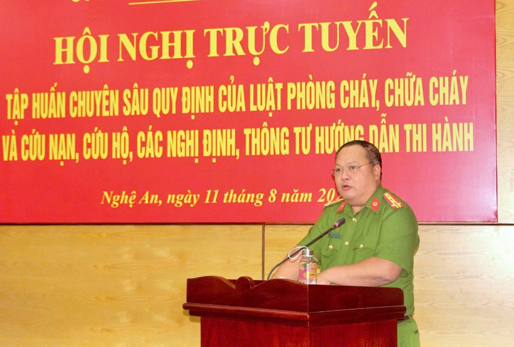 Đồng chí Đại tá Hoàng Ngọc Huynh – Phó Cục trưởng Cục Cảnh sát PCCC và CNCH trình bày nội dung tập huấn