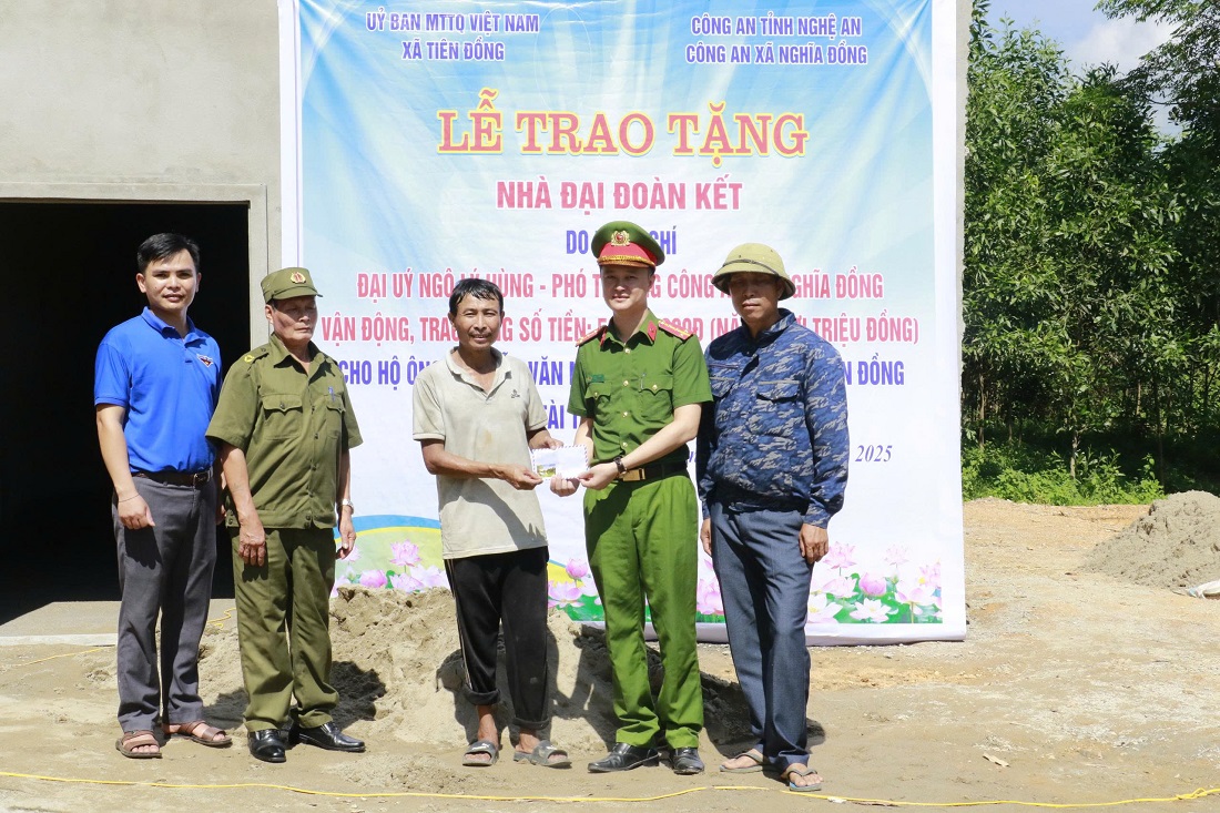 Lễ khánh thành “Nhà đại đoàn kết” tặng gia đình ông Nguyễn Văn Nguyên