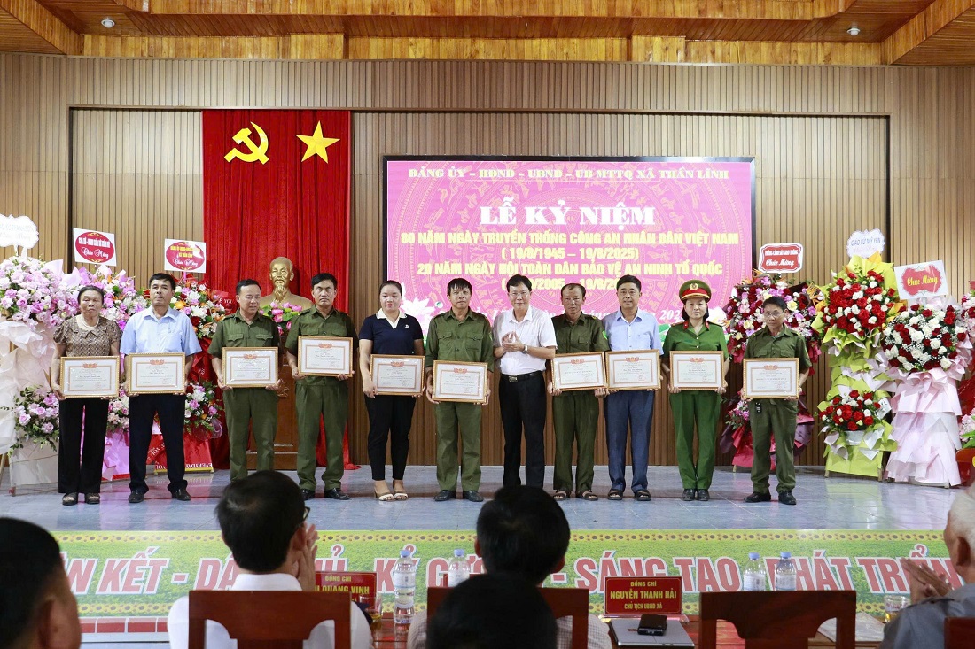 Khen thưởng các tập thể, cá nhân có thành tích tiêu biểu trong xây dựng phong trào toàn dân bảo vệ ANTQ
