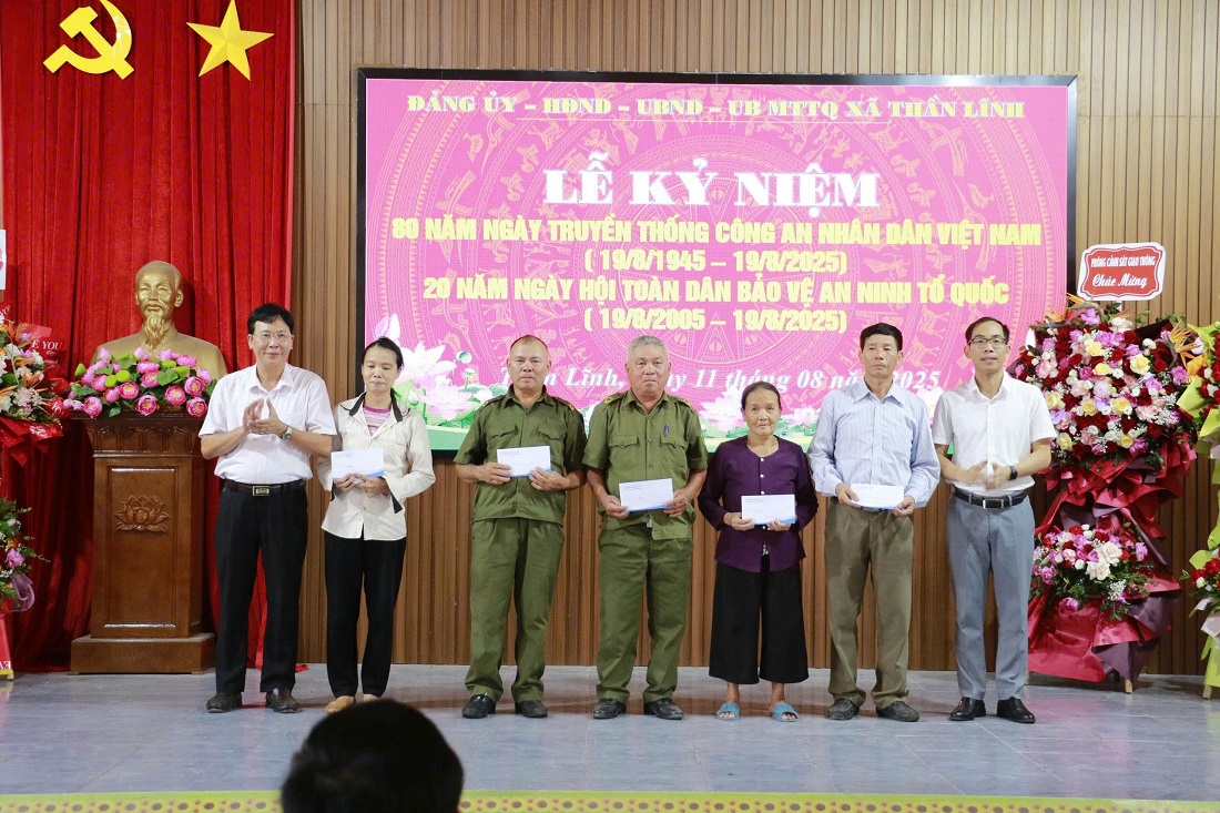 Tặng quà các gia đình chính sách, gia đình có hoàn cảnh khó khăn, học sinh nghèo vượt khó trên địa bàn