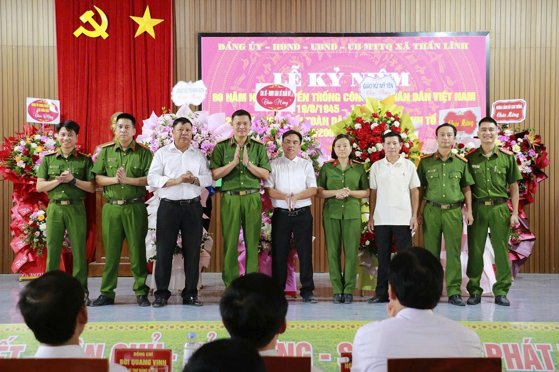 Đại diện các Giáo xứ trên địa bàn xã Thần Lĩnh chúc mừng Ngày hội