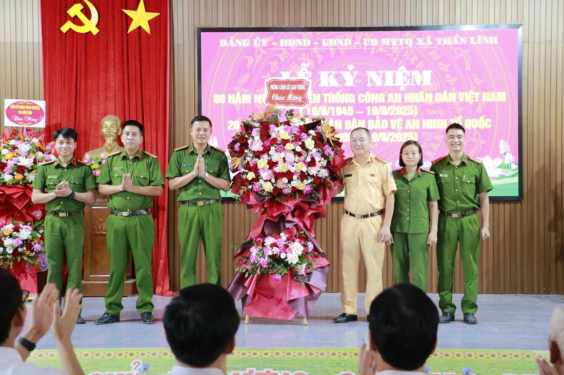 Lãnh đạo Phòng Cảnh sát giao thông chúc mừng Ngày hội