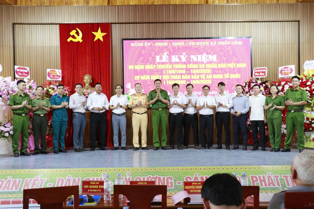 Các đại biểu chụp hình lưu niệm