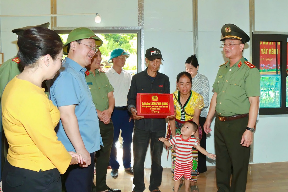 Đồng chí Thượng tướng Phạm Thế Tùng, Ủy viên Ban Thường vụ Đảng ủy Công an Trung ương, Thứ trưởng Bộ Công an trao nhà và quà cho gia đình anh Lô Văn Bún