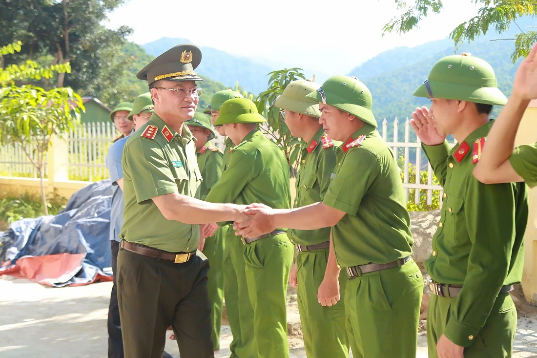 Đồng chí Thượng tướng Phạm Thế Tùng, Ủy viên Ban Thường vụ Đảng ủy Công an Trung ương, Thứ trưởng Bộ Công an thăm hỏi, động viên chính quyền địa phương và lực lượng Công an xã Mỹ Lý