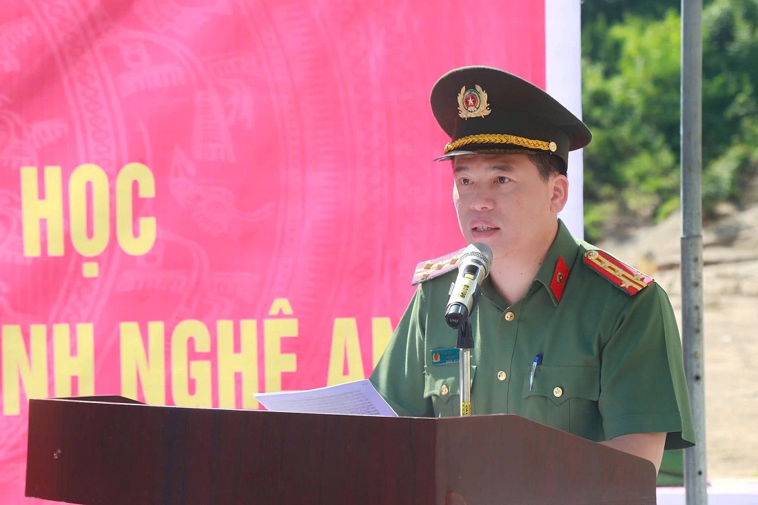 Đồng chí Đại tá Trần Hồng Quang, Phó Bí thư Đảng ủy, Phó Giám đốc Công an tỉnh báo cáo tình hình thiệt hại do mưa lũ gây ra và công tác triển khai xây dựng nhà và trường học