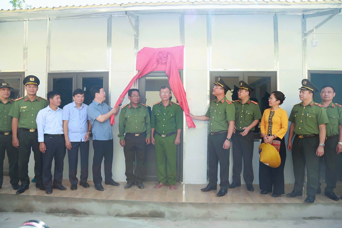 Đồng chí Thượng tướng Phạm Thế Tùng, Ủy viên Ban Thường vụ Đảng ủy Công an Trung ương, Thứ trưởng Bộ Công an trao trụ sở cho Công an xã Mỹ Lý