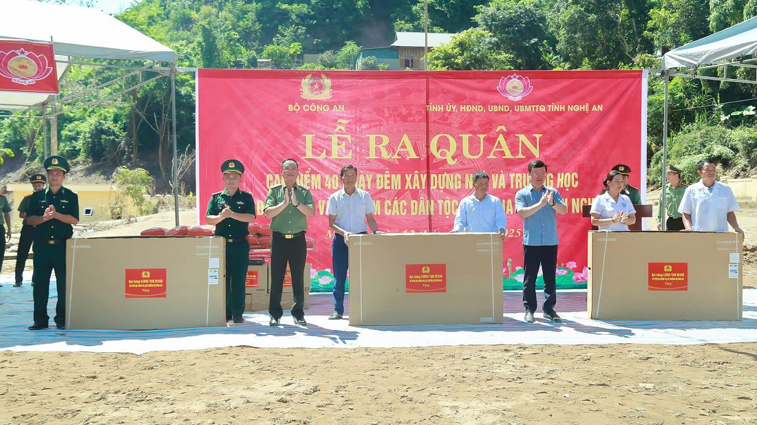 Đồng chí Thượng tướng Phạm Thế TùngỦy viên Ban Thường vụ Đảng ủy Công an Trung ương, Thứ trưởng Bộ Công an... trao quà của đồng chí Bộ trưởng Bộ công an tặng Đồn Biên phòng, UBND xã và Trạm y tế xã Mỹ Lý