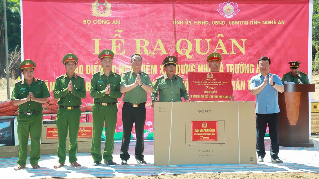 Đồng chí Thượng tướng Phạm Thế Tùng, Ủy viên Ban Thường vụ Đảng ủy Công an Trung ương, Thứ trưởng Bộ Công trao hệ thống máy tính, thiết bị văn phòng cho Công an xã Mỹ Lý