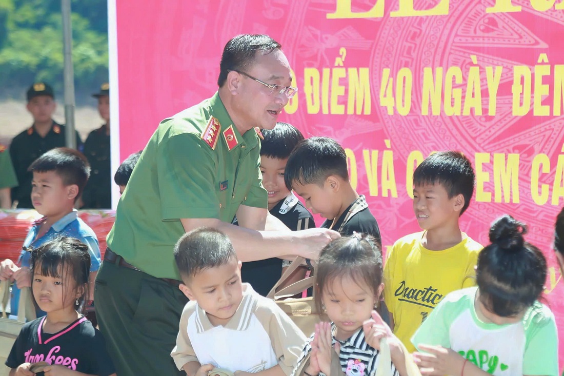 Đồng chí Thượng  tướng Đồng chí Thượng tướng Phạm Thế Tùng, Ủy viên Ban Thường vụ Đảng ủy Công an Trung ương, Thứ trưởng Bộ Công antrao quà tặng học sinh trên địa bàn xã Mỹ Lý