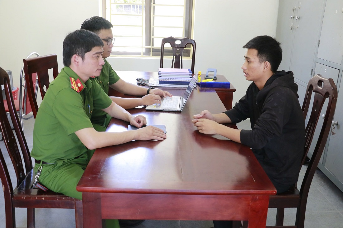 Công an xã Nghĩa Lộc lấy lời khai Nguyễn Văn Chiến