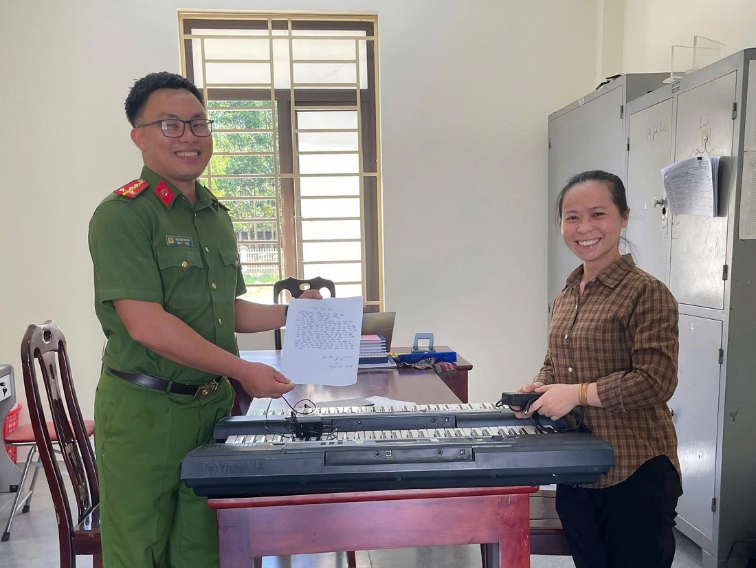 Công an xã Nghĩa Lộc bàn giao tài sản tới bị hại