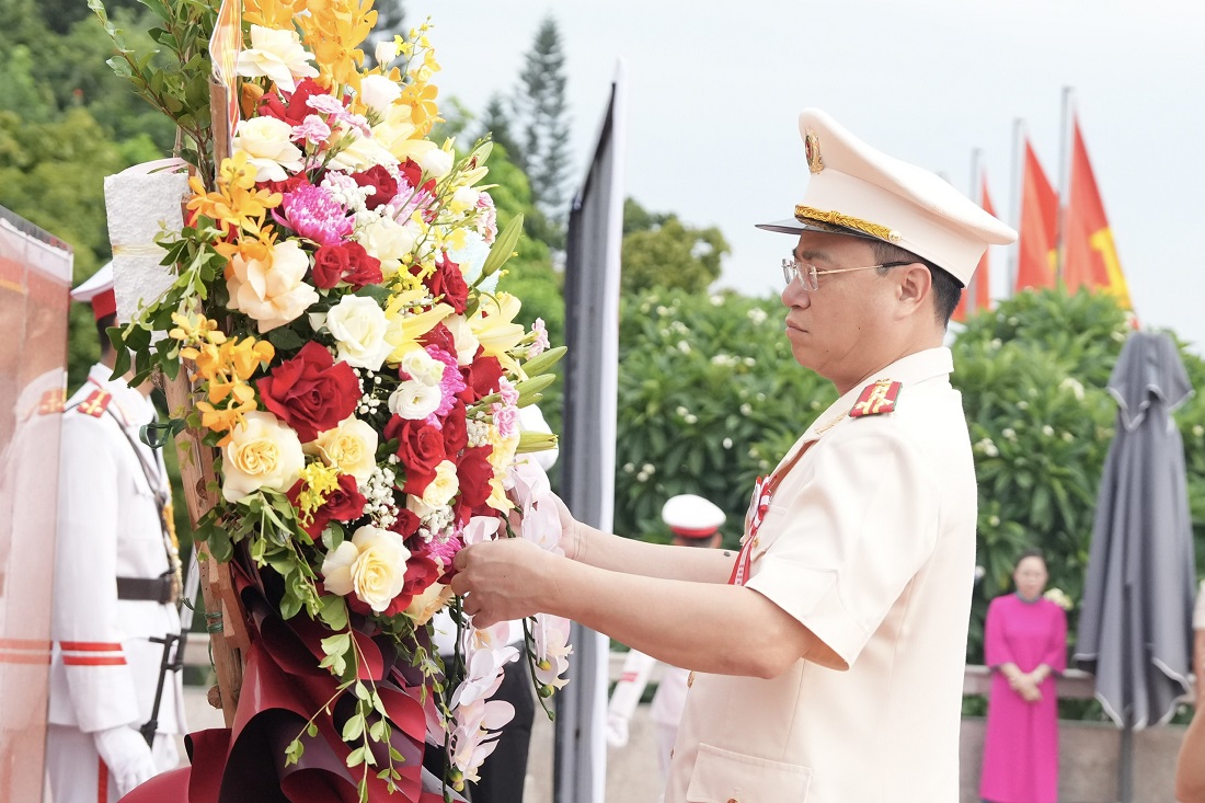 Đồng chí Đại tá Đinh Việt Dũng, Ủy viên Ban Thường vụ Tỉnh ủy, Bí thư Đảng ủy, Giám đốc Công an tỉnh dâng lẵng hoa tươi thắm, bày tỏ lòng thành kính và biết ơn vô hạn trước công lao trời biển của Chủ tịch Hồ Chí Minh tại Quảng trường mang tên Người
