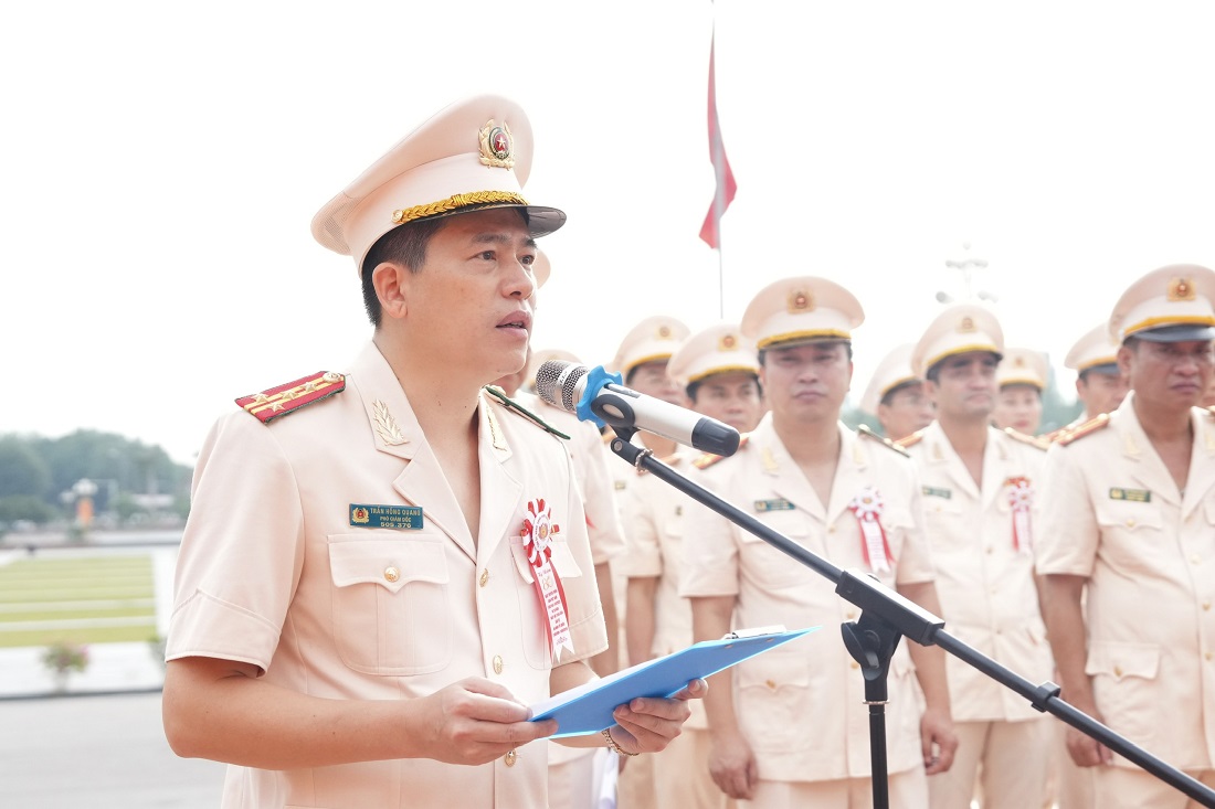 Thay mặt Ban Thường vụ Đảng ủy, Lãnh đạo Công an tỉnh, đồng chí Đại tá Trần Hồng Quang, Phó Bí thư Đảng ủy, Phó Giám đốc Công an tỉnh báo cáo với Bác những thành tích, kết quả của Công an tỉnh nhà trong 80 năm xây dựng, chiến đấu và trưởng thành
