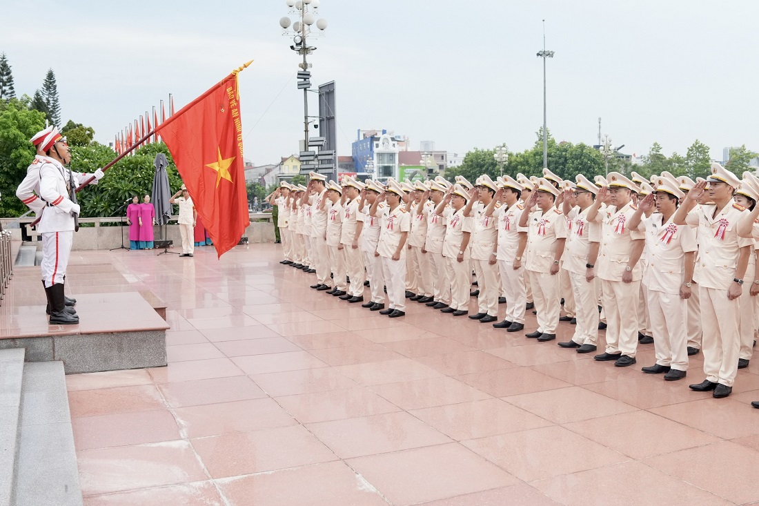 Đoàn đại biểu nguyện sẽ tiếp tục học tập, làm theo tư tưởng, đạo đức, phong cách của Chủ tịch Hồ Chí Minh; mang hết tâm sức, trí tuệ phụng sự Tổ quốc, phục vụ Nhân dân