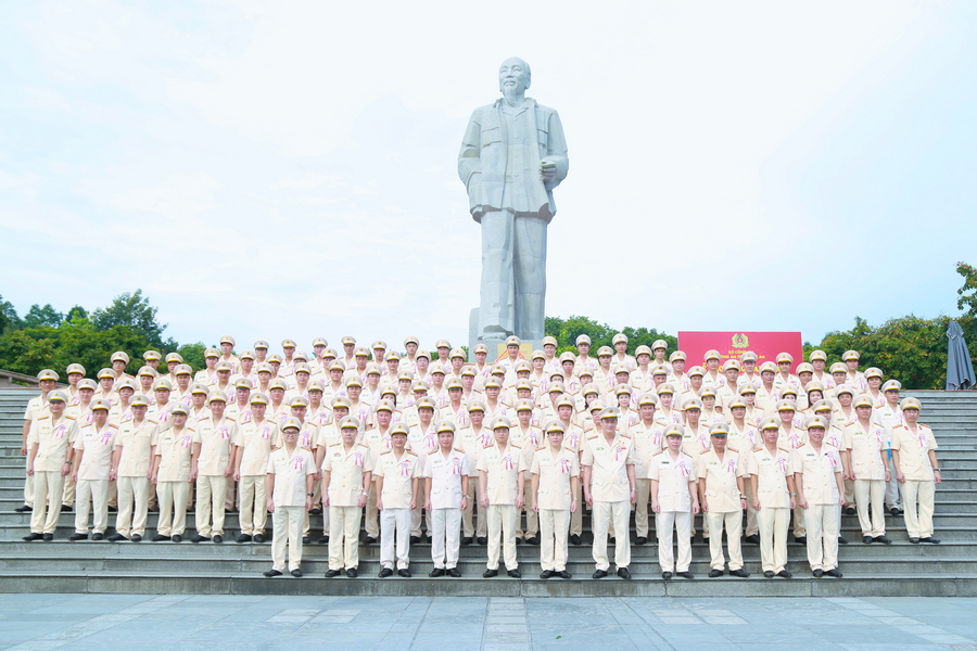 Các đại biểu chụp ảnh lưu niệm