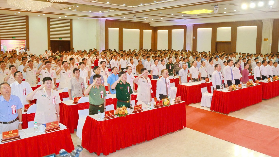 Các đại biểu thực hiện nghi thức Lễ chào cờ