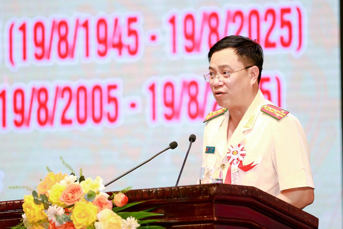 Đồng chí Đại tá Đinh Việt Dũng, Ủy viên Ban Thường vụ Tỉnh ủy, Bí thư Đảng ủy, Giám đốc Công an tỉnh phát biểu tại buổi lễ