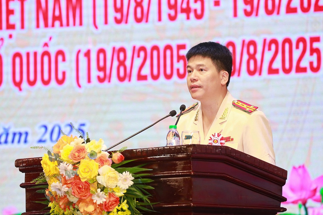 Đồng chí Đại tá Trần Hồng Quang, Phó Bí thư Đảng ủy, Phó Giám đốc Công an tỉnh điều hành buổi lễ