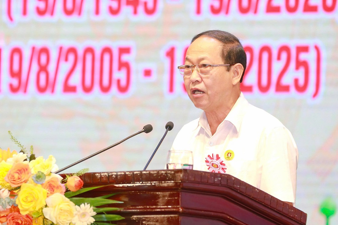 Đồng chí Đại tá Nguyễn Tiến Dần, Chủ tịch Hội cựu CAND tỉnh (nguyên Phó Giám đốc Công an tỉnh) - đại diện các đòng chí nguyên Lãnh đạo Công an tỉnh qua các thời kỳ phát biểu tại buổi lễ