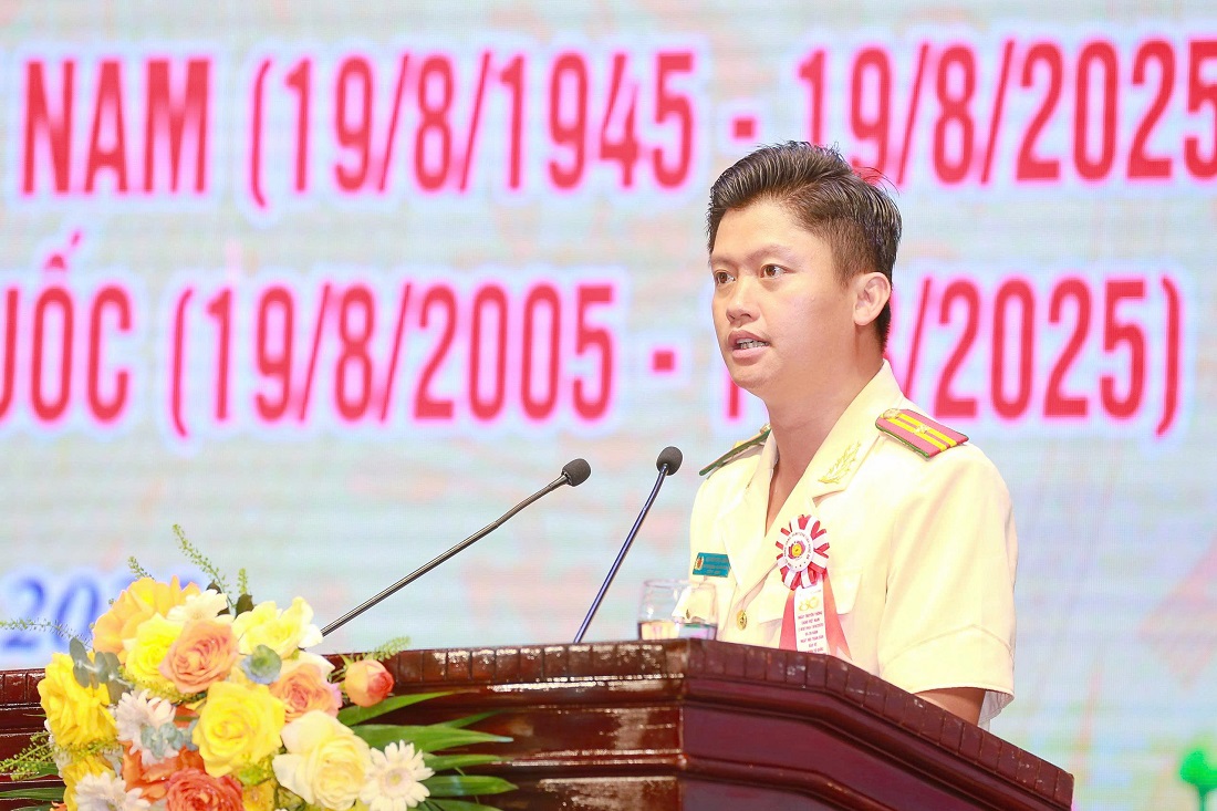 Đồng chí Thiếu tá Nguyễn Đình Khánh, Trưởng ban Thanh niên Công an tỉnh - đại diện thế hệ trẻ Công an Nghệ An phát biểu tại buổi lễ