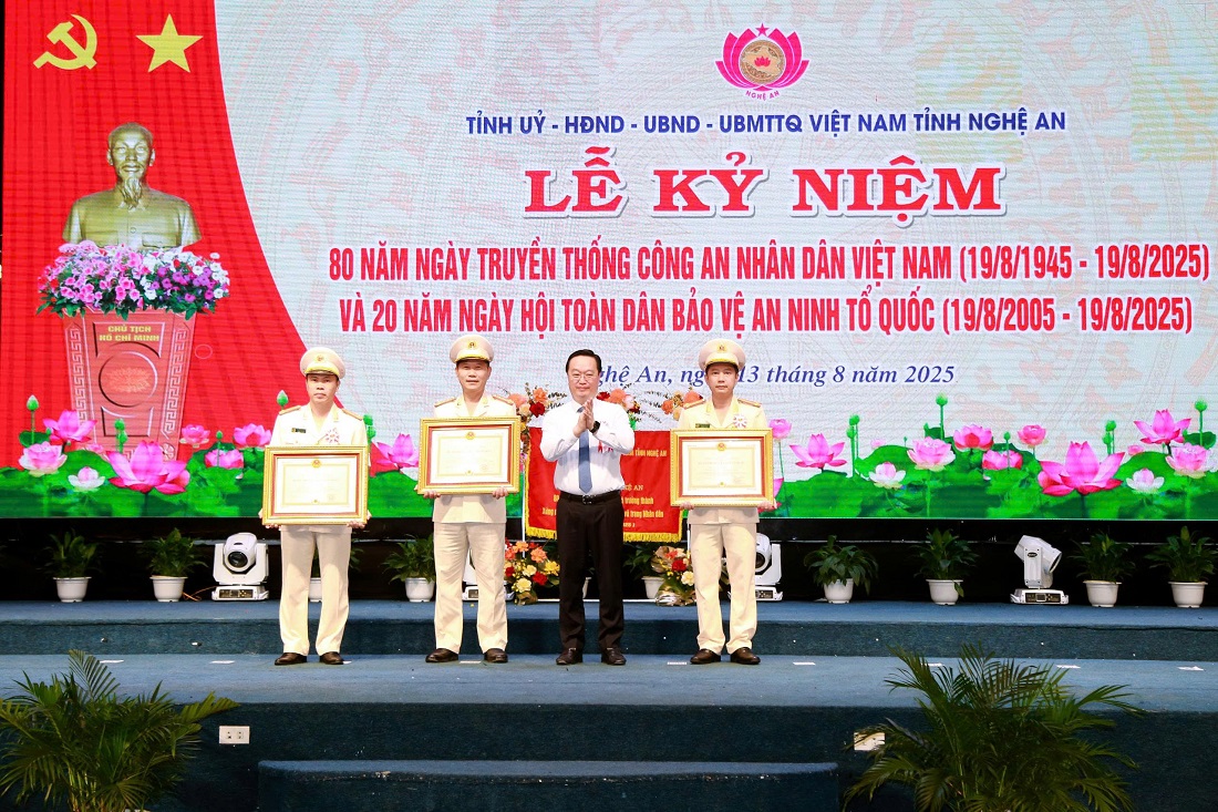 Thừa ủy quyền Chủ tịch nước, đồng chí Nguyễn Đức Trung, Bí thư Tỉnh ủy trao Huân chương Bảo vệ Tổ quốc hạng Ba tặng 03 cá nhân: Đại tá Lê Văn Thái – nguyên Phó Giám đốc Công an tỉnh; Thượng tá Lê Thanh Nghị - Trưởng phòng Cảnh sát giao thông; Thượng tá Nguyễn Văn Đạo - Trưởng phòng Tham mưu Công an tỉnh