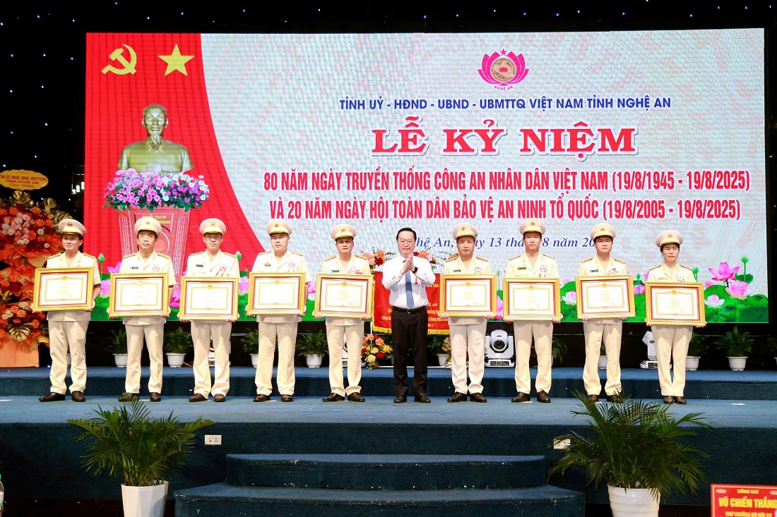 Thừa ủy quyền Thủ tướng Chính phủ, đồng chí Nguyễn Đức Trung, Bí thư Tỉnh ủy trao Bằng khen của Thủ tướng Chính phủ tặng các cá nhân, tập thể có thành tích xuất sắc trong công tác và chiến đấu